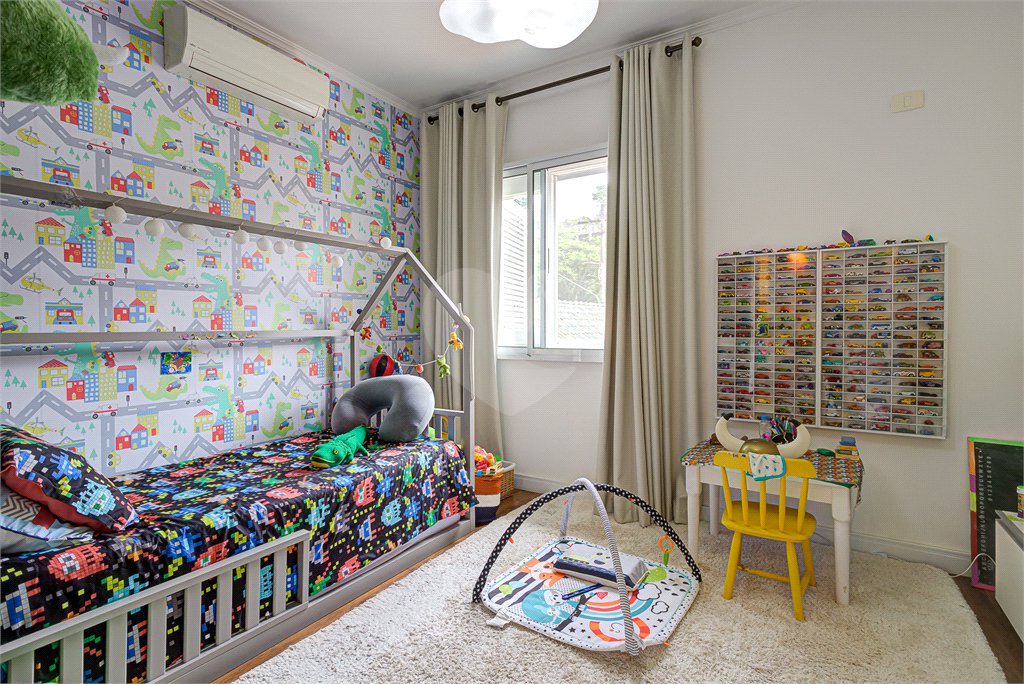 Casa à venda com 4 quartos, sendo 2 suítes, no condomínio Vila dos Ipês, São Paulo - SP