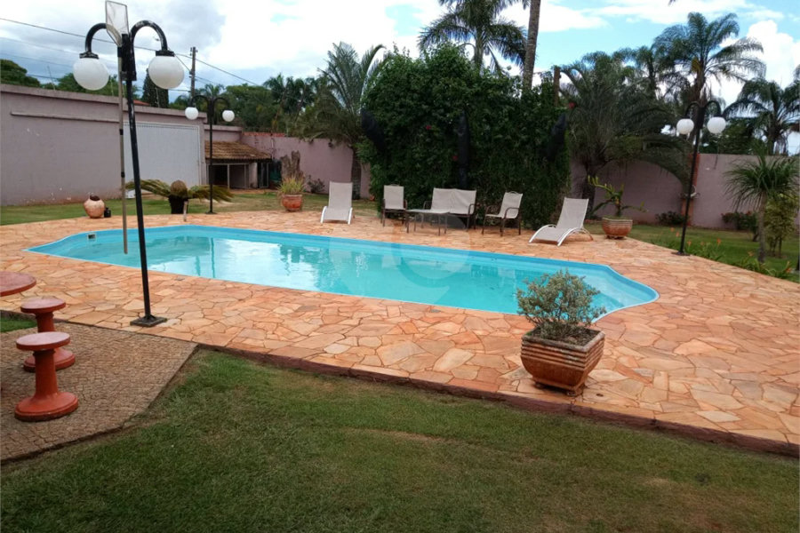Chácara à venda. Ampla área de lazer. Aceita permuta com apartamento na praia