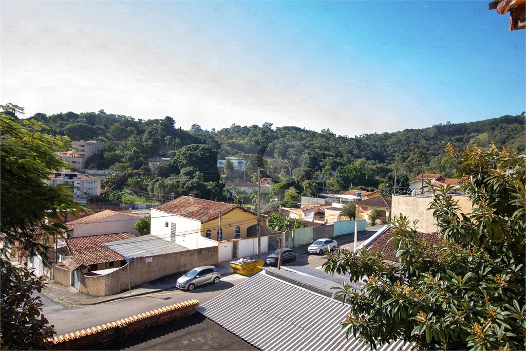 Sobrado à venda com 4 quartos, sendo 1 suíte,  em Vila Aguiar, São Roque, SP