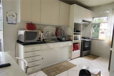 Casa à venda com 5 quartos, sendo 3 suítes, no condomínio Village Texeira Campos, Rio de Janeiro - RJ