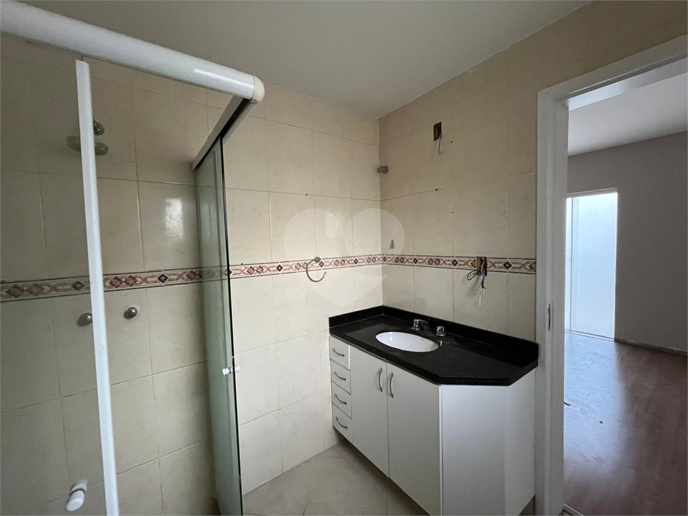 Casa à venda com 4 quartos, sendo 2 suítes, no condomínio Pedra Mar, Rio de Janeiro - RJ