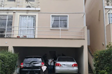Casa à venda com 4 quartos, sendo 1 suíte,  no condomínio Villas IV, São Paulo - SP