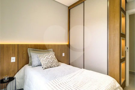 Casa Térrea – Condomínio Maria Cândida - 300 m² de terreno - 212 m² de área construída - 4 vagas de garagem, sendo 2 cobertas - Sala de jantar e estar integradas, com pé-direito duplo e cortina - 3 suítes com ar-condicionado, sendo 1 master com closet – planejado – Roupeiro – Escritório - Cozinha