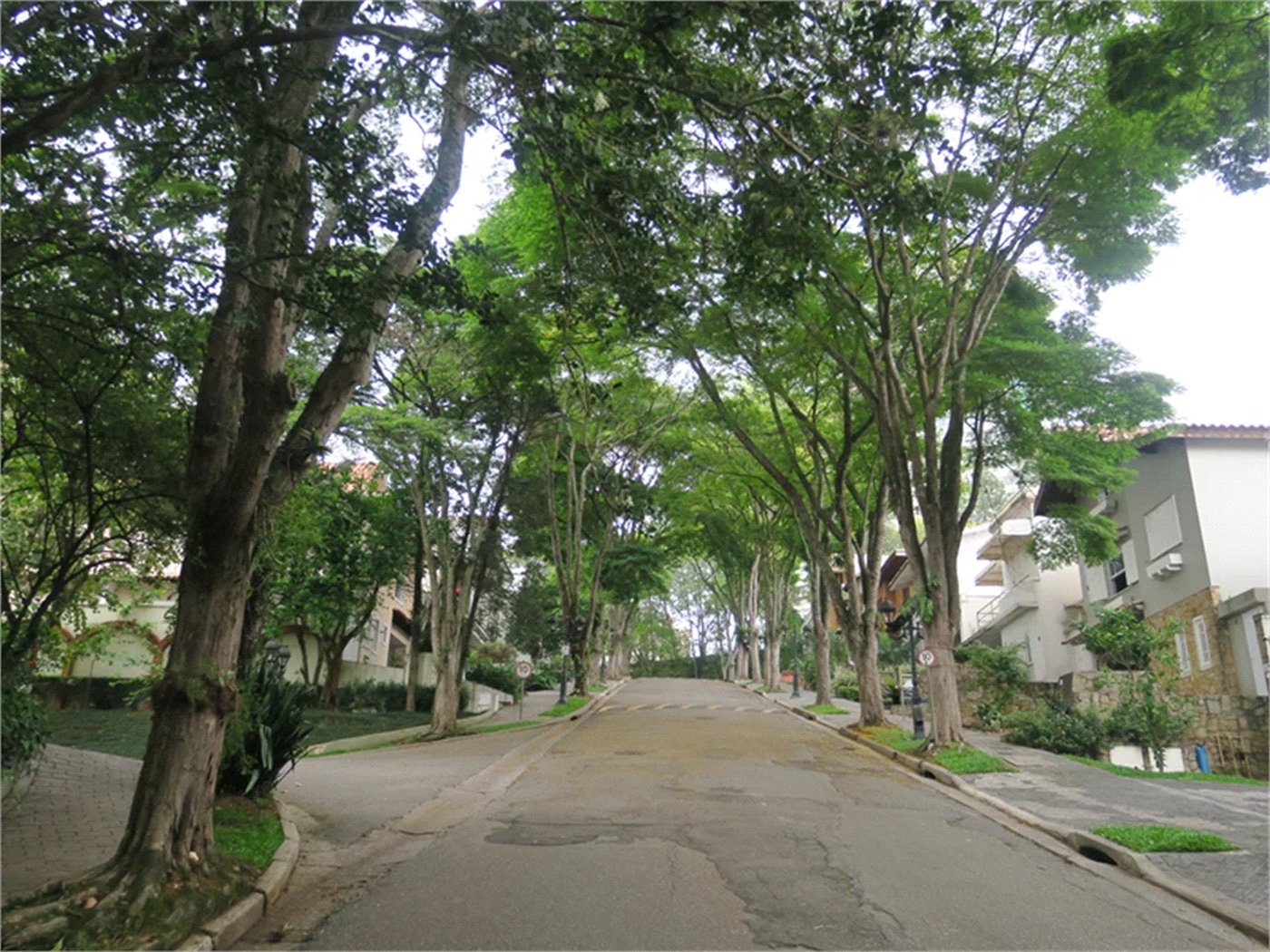 Casa à venda com 4 quartos, sendo 2 suítes, no condomínio Vila das Flores, São Paulo - SP