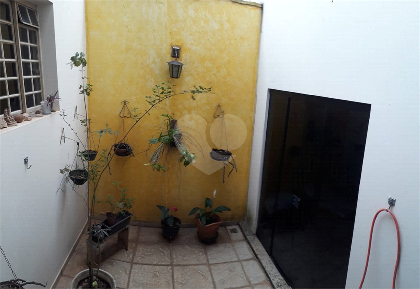 Sobrado com quintal amplo e arborizado a venda