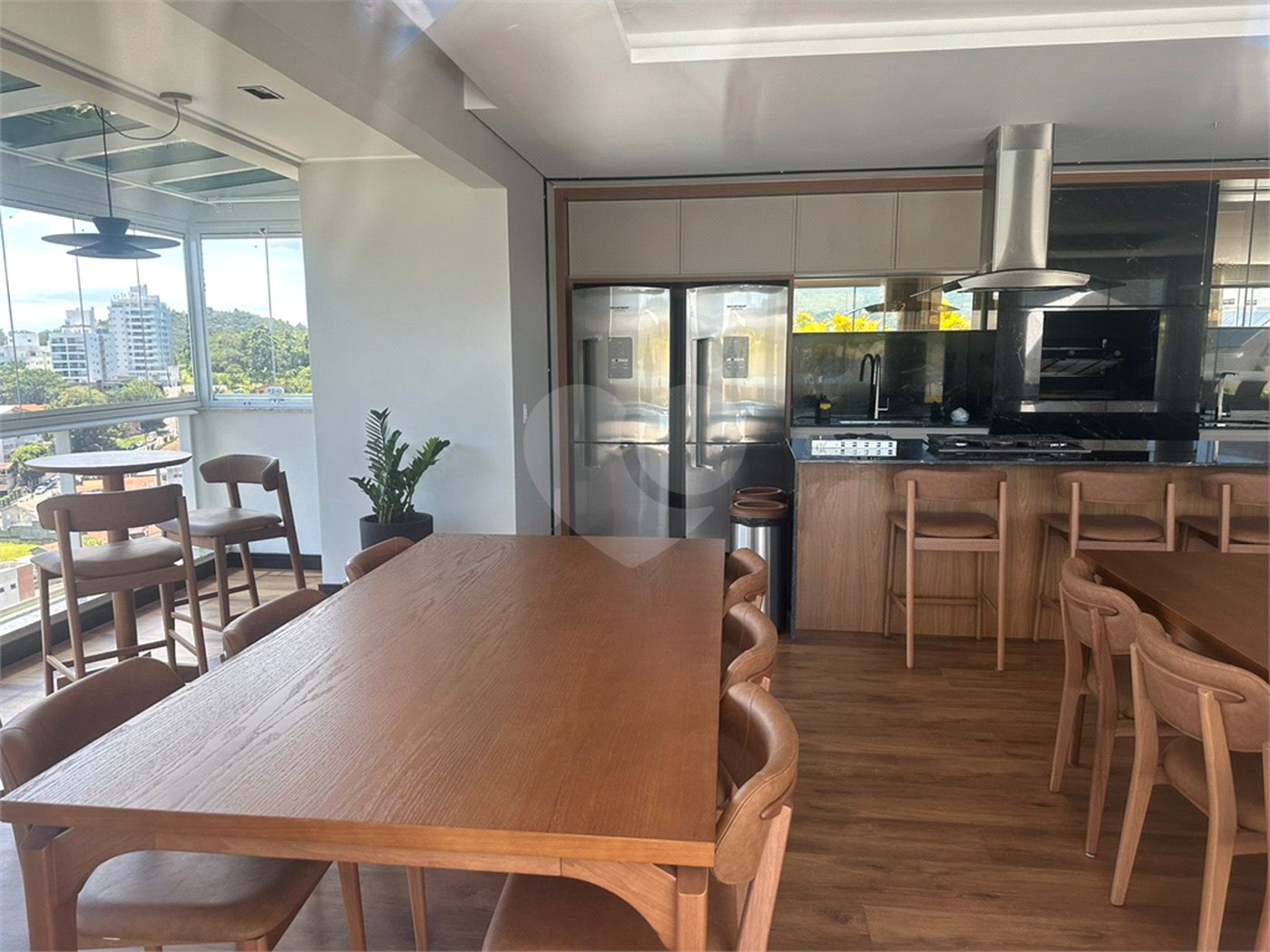 Apartamento à venda ou para alugar com 2 suítes em Itacorubi, Florianópolis, SC