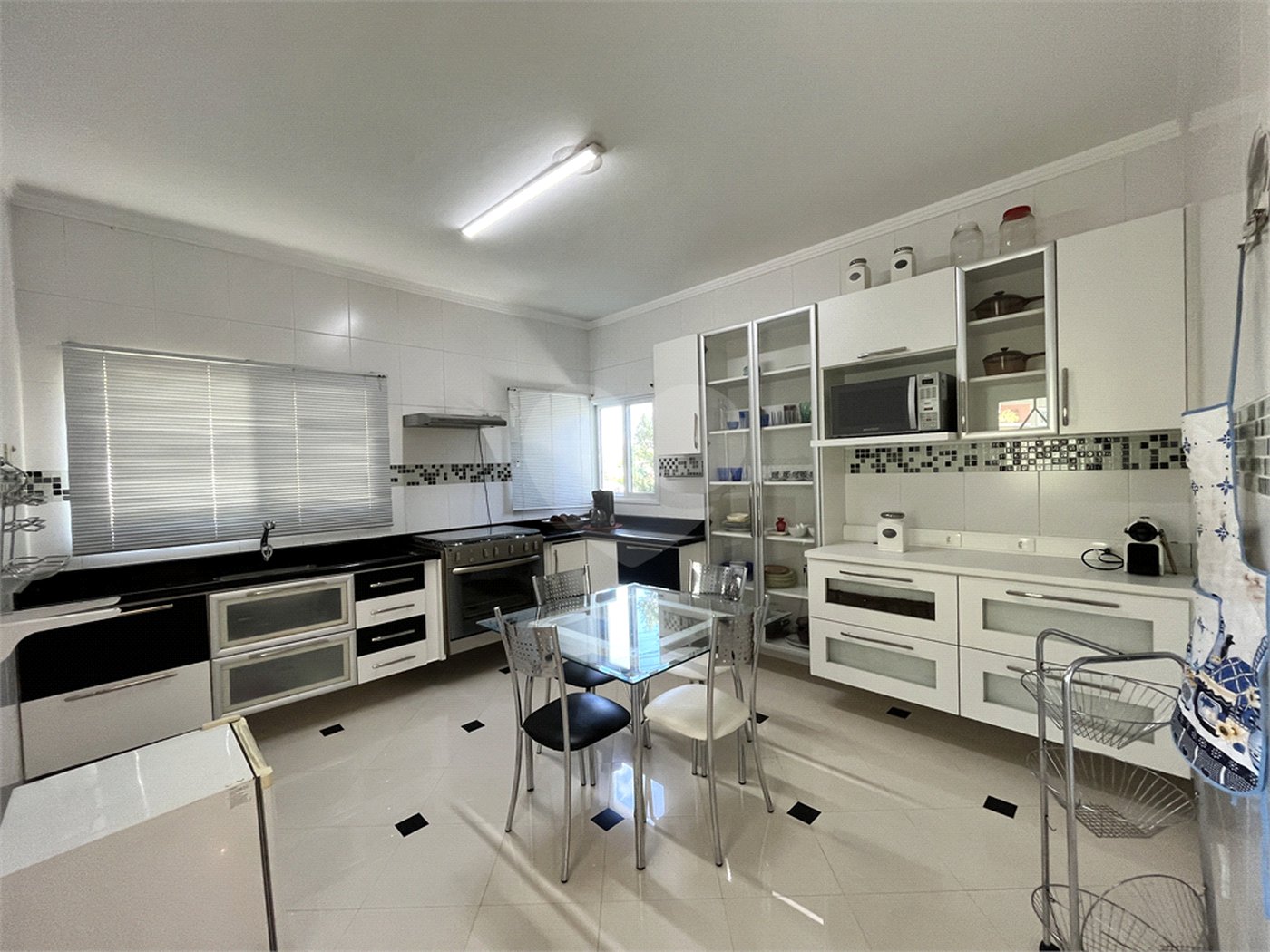 Casa à venda com 5 quartos, sendo 3 suítes,  no condomínio Village Saint Charbel, Araçoiaba da Serra - SP