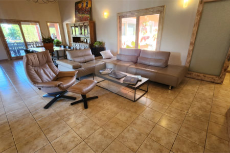 Casa à venda com 4 quartos, sendo 2 suítes, no condomínio Residencial Jardim Primavera, Louveira - SP