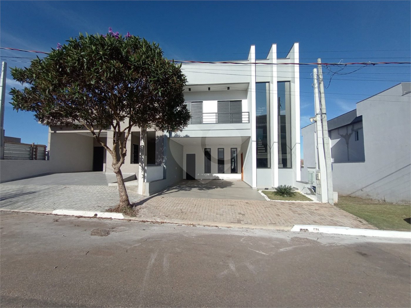 Casa à venda com 3 quartos, sendo 1 suíte, no condomínio Lago dos Ipês, Itapetininga - SP