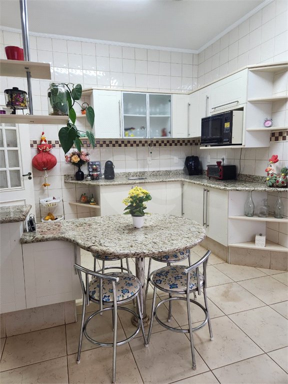 Sobrado à venda com 3 quartos, sendo 1 suíte, em Jardim Vale das Rosas, Araraquara, SP