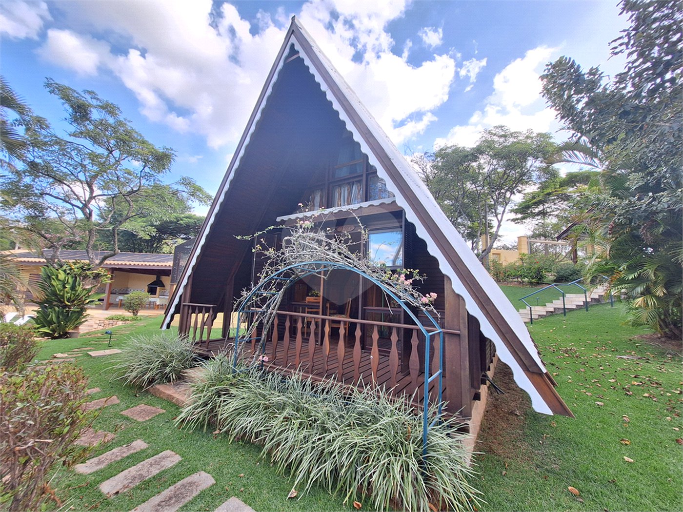 Casa à venda com 3 suítes no condomínio Chácaras do Lago, Vinhedo - SP