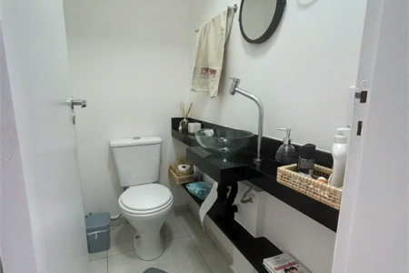 Casa à venda com 3 quartos, sendo 1 suíte, no condomínio Vila das Cores, São Paulo - SP