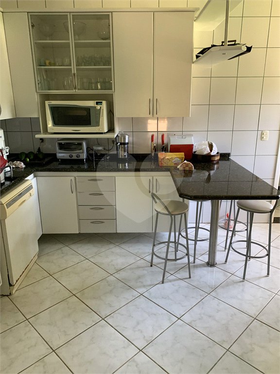 Casa à venda com 5 quartos, sendo 2 suítes, no condomínio Capela do Barreiro, Itatiba - SP