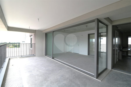 Apartamento à venda com 3 suítes em Moema, São Paulo, SP
