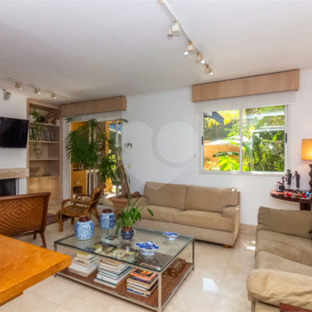 Casa à venda com 4 quartos, sendo 2 suítes, em Alto da Boa Vista, São Paulo, SP