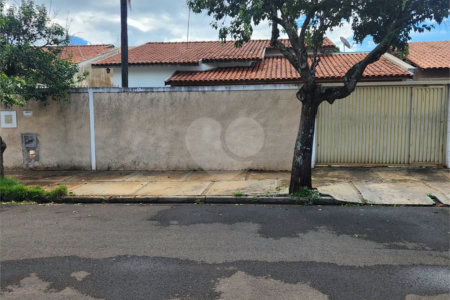 Casa à venda com 3 quartos, sendo 1 suíte, em Parque Laranjeiras, Araraquara, SP