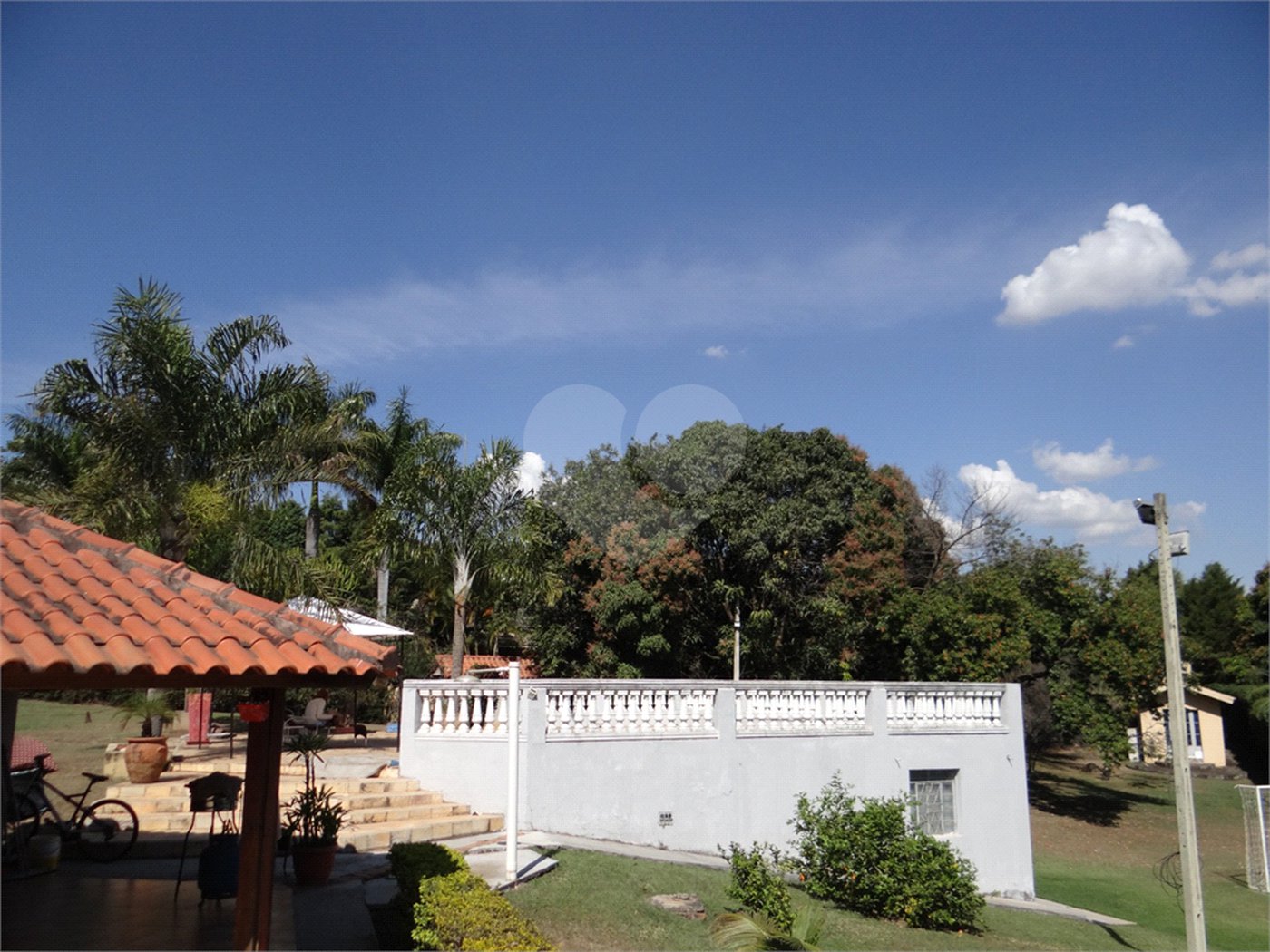 Indaiatuba- Jardins dos Laranjais - Chácara dentro do Vale das Laranjeiras, segundo portão: Jardim dos Laranjais. 3 quartos, 1 banheiro social, 1 sala espaçosa de TV, 1 sala de jantar, cozinha, 1 varanda fechada com portas Blindex. Quiosque, piscina, capela com bancos e altar,