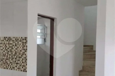 Sobrado à venda com 3 quartos em Jardim Estela Mari, Cotia, SP