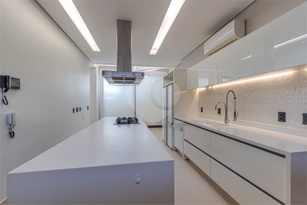Casa à venda com 4 quartos, sendo 3 suítes, em Vila Nova Conceição, São Paulo, SP