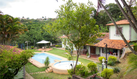 Casa à venda ou para alugar com 5 quartos, sendo 2 suítes, no condomínio Restinga Verde, São Roque - SP
