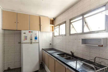 Este elegante apartamento em Higienópolis oferece 224m² de área muito bem distribuída, perfeito para quem valoriza conforto