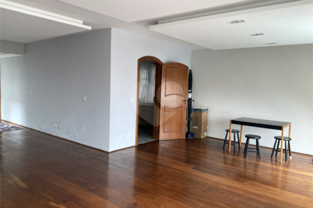 Casa à venda com 3 suítes em Jardim Leonor, São Paulo, SP