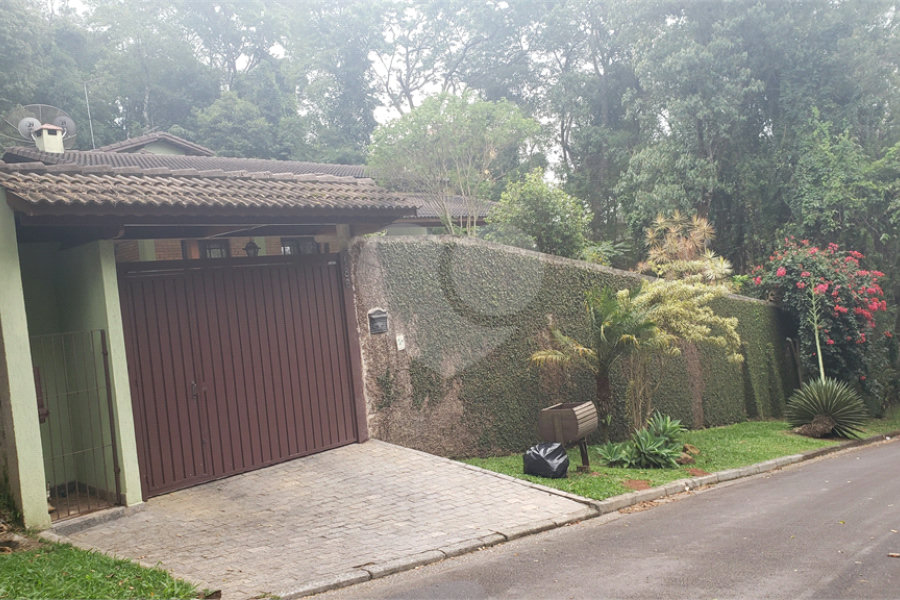 Casa à venda com 3 quartos, sendo 1 suíte, no condomínio Alpes da Cantareira, Mairiporã - SP
