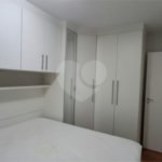 Apartamento com dois dormitórios sendo um climatizado, com duas vagas de garagem.