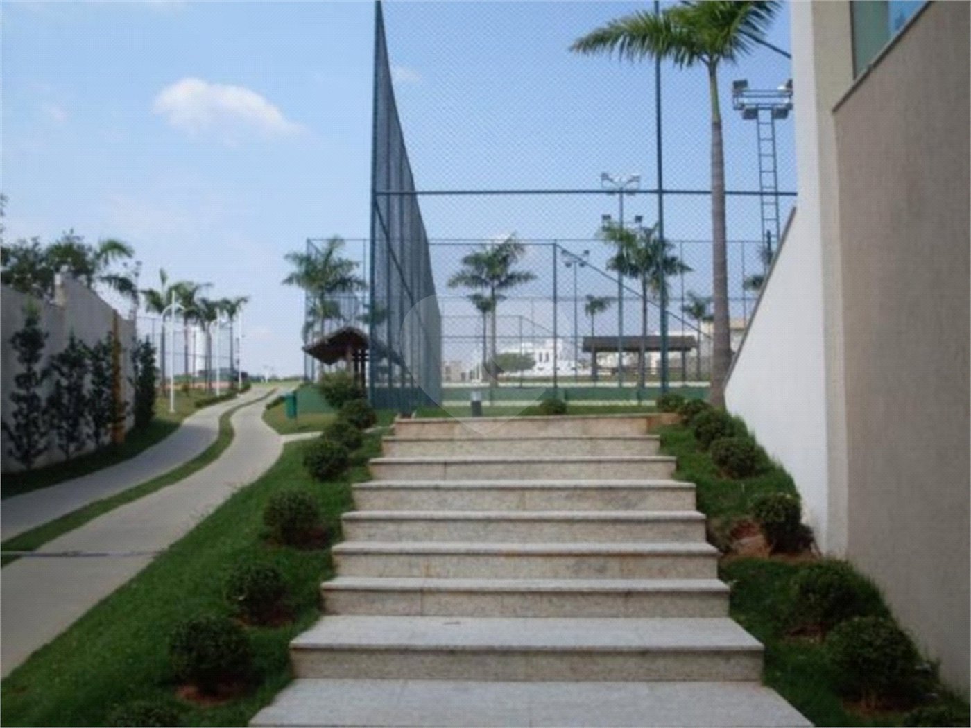 Maison Du parc- condominio de altissimo padrão - lote plano com 495,00 ms- R$ 1.920.000,00 - condominio - R$ 1.100,00 - iptu - R$ 800,00 - Área de lazer: Quadra de Tênis - Quadra Poliesportiva - campo de Futebol - Quadra de Squash - Academia - Playground - Sistema de Segurança 24hs com cerca elétri