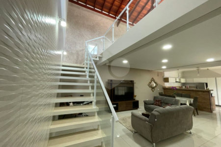 Casa à venda com 8 quartos, sendo 2 suítes,  em Jardim Estância Brasil, Atibaia, SP