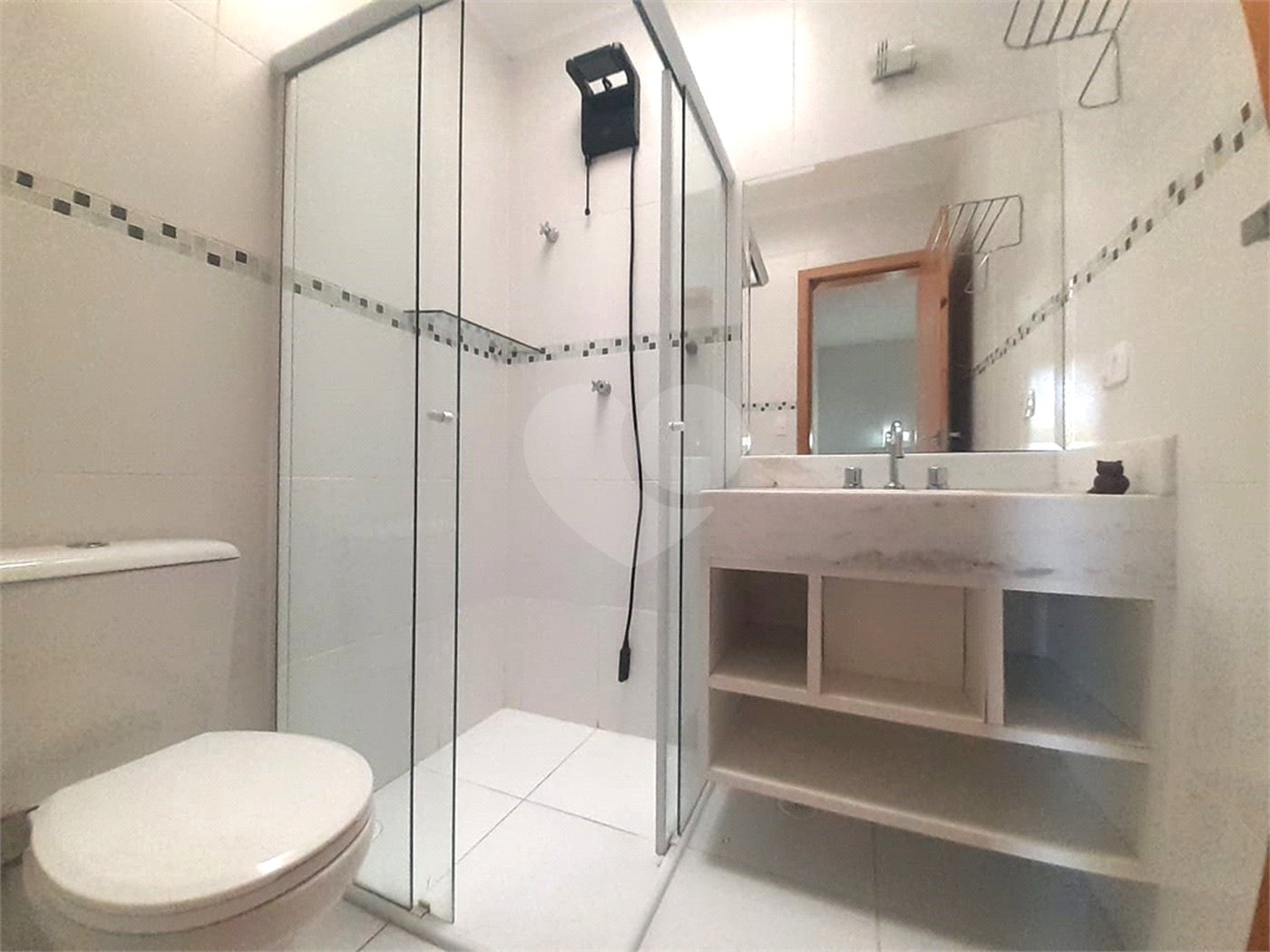 Casa à venda com 3 quartos, sendo 1 suíte, no condomínio Apeu, São Paulo - SP