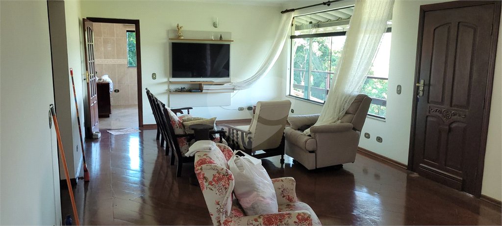 Casa à venda com 5 quartos, sendo 2 suítes, no condomínio Alpes da Cantareira, Mairiporã - SP
