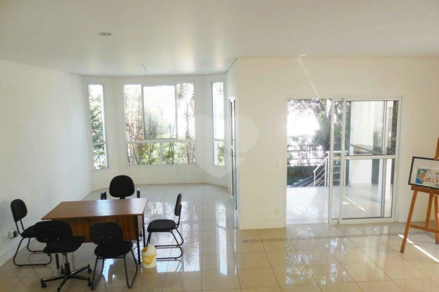 Casa à venda com 4 quartos, sendo 2 suítes, no condomínio Bristol Village, São Paulo - SP