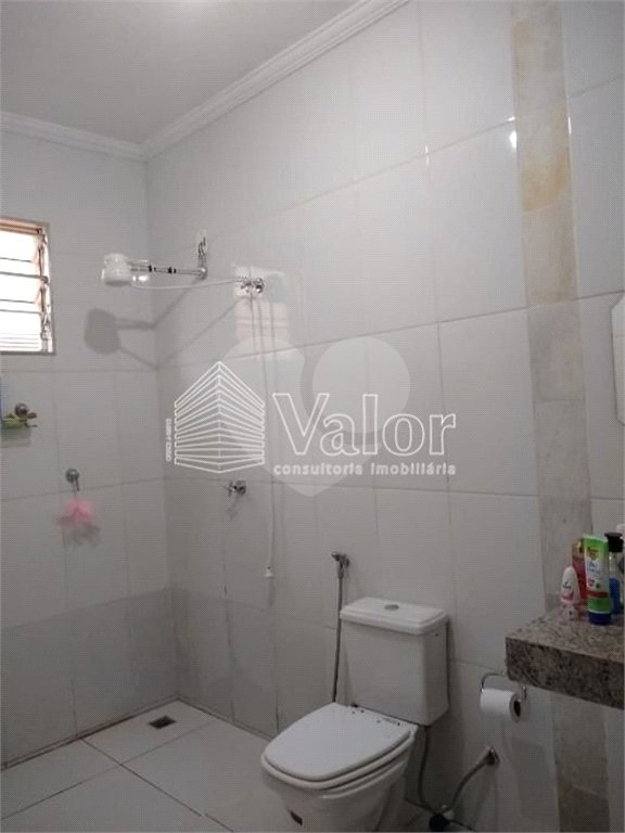 Casa Térrea com 3 dormitórios, sendo 1 suíte.