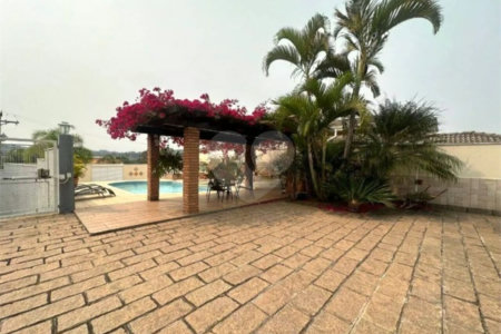Casa à venda com 3 quartos, sendo 1 suíte, no condomínio Residencial Delle Stelle, Louveira - SP