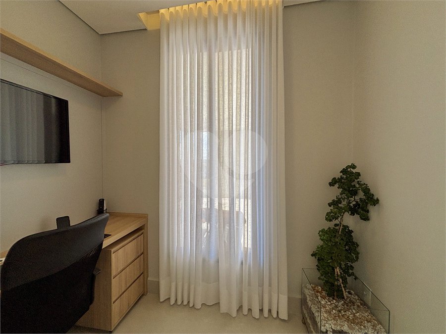 Indaiatuba - Sp - Condominio Maria Candida - R$ 2.250.000,00 - 3 suítes, sendo 1 master com closet e banheiro com duas cubas e dois chuveiros - Escritório - Piscina em Alvenaria aquecida e Hidro com Iluminação - Ar Condicionado instalado em todos os quartos, escritorio, sala e area gourmet