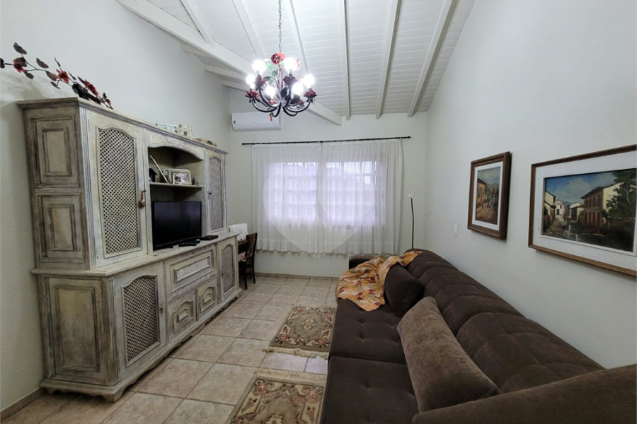 Casa à venda com 3 quartos, sendo 1 suíte, no condomínio Suíça da Cantareira, Mairiporã - SP