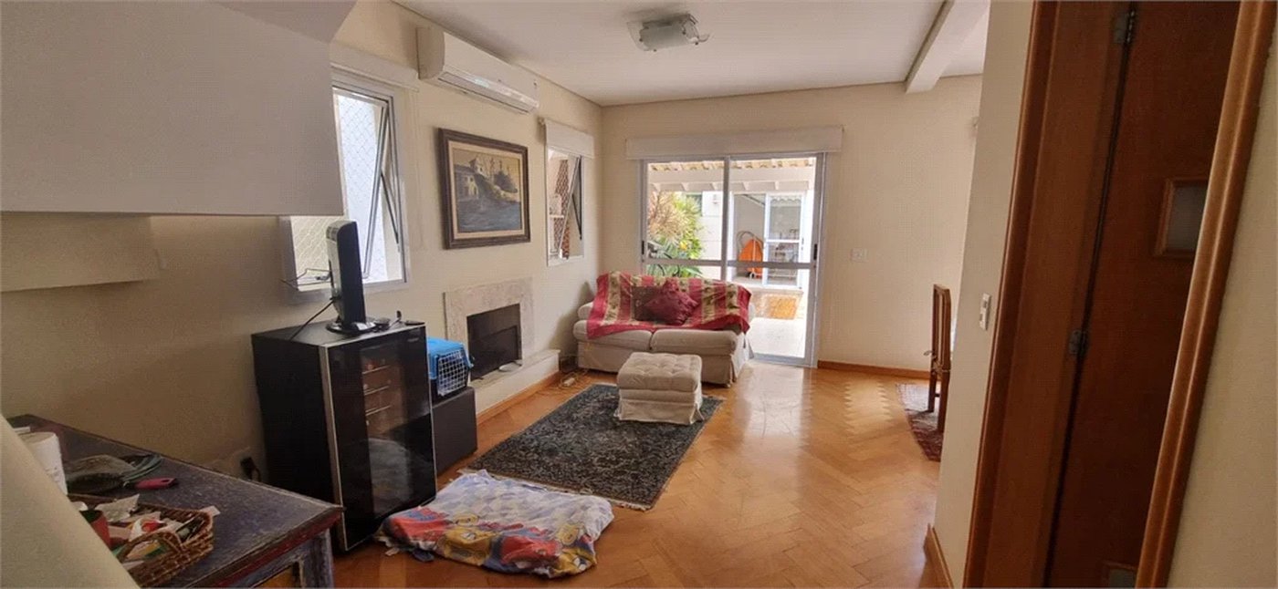 Casa à venda com 4 quartos, sendo 2 suítes,  no condomínio Casas de Windsor, São Paulo - SP