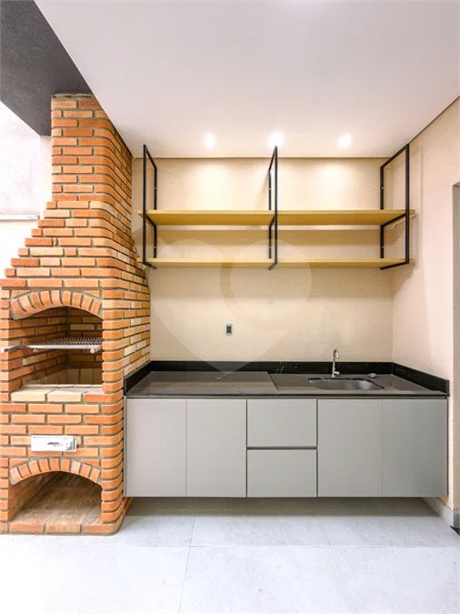 Indaiatuba - Jardim Bom sucesso - Área total: 150m² - Área construída: 115m² - 3 dormitórios sendo 1 suíte com armário planejado;Sala para dois ambientes; Banheiros com box gabinetes e espelhos; Área gourmet com churrasqueira a carvão e móveis planejados; Lavanderia coberta; Ar condicionado na sala