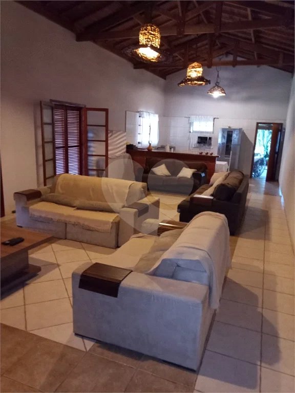 Chácara à venda. Ampla área de lazer. Aceita permuta com apartamento na praia