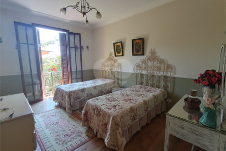 Casa à venda com 4 quartos, sendo 3 suítes, no condomínio Patrimônio do Carmo, São Roque - SP