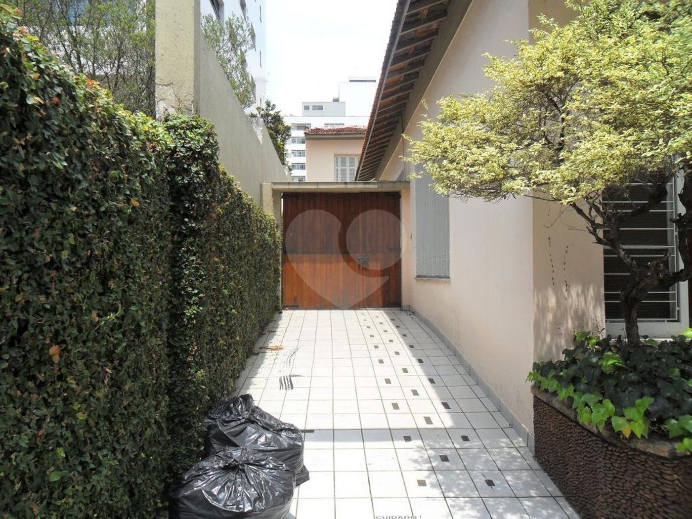 Casa Térrea para alugar com 1 quarto, sendo 3 suítes,  em Indianópolis, São Paulo, SP