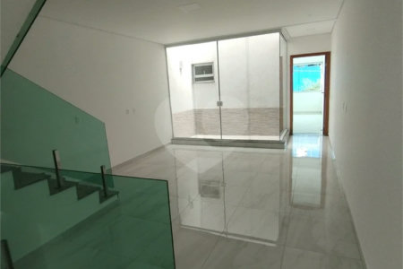 Sobrado à venda, 3 suítes, garagem, a 300 m do metrô Vila Matilde