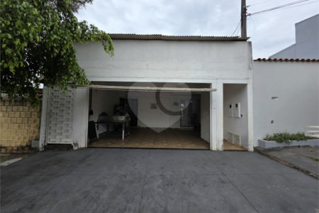Casa térrea à venda no Douradinho com 2 quartos e edícula com mais dois quartos e 2 banheiros.