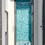 Indaiatuba - Condominio Villa Sapezal - 318 m² de Terreno - 230 m² de Área Construída - 3 suítes, sendo 1 Master com closet planejado - Sala de TV - Sala de estar integrada à Sala de jantar - Cozinha com móveis planejados - Despensa - Escritório planejado - Lavabo - Piscina com preparação para aquec