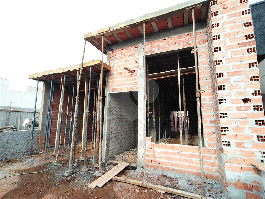 Casa à venda com 3 quartos, sendo 1 suíte, no condomínio Lago dos Ipês, Itapetininga - SP