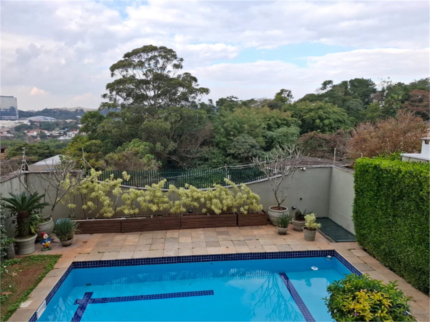 Sobrado à venda com 4 quartos, sendo 2 suítes, em Jardim Leonor, São Paulo, SP