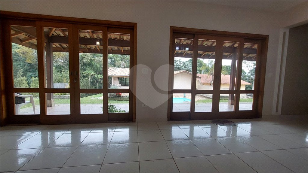 Casa à venda com 4 quartos, sendo 1 suíte, no condomínio Marf II, Bom Jesus dos Perdões - SP