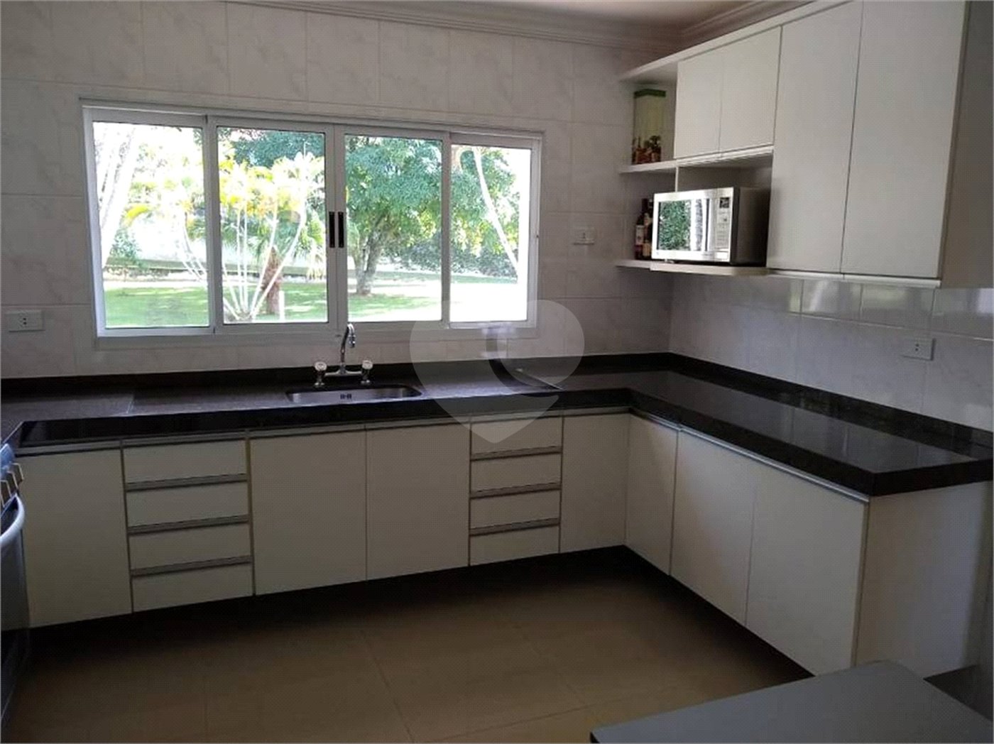 Casa à venda com 5 quartos, sendo 3 suítes, no condomínio Ville Chamonix, Itatiba - SP