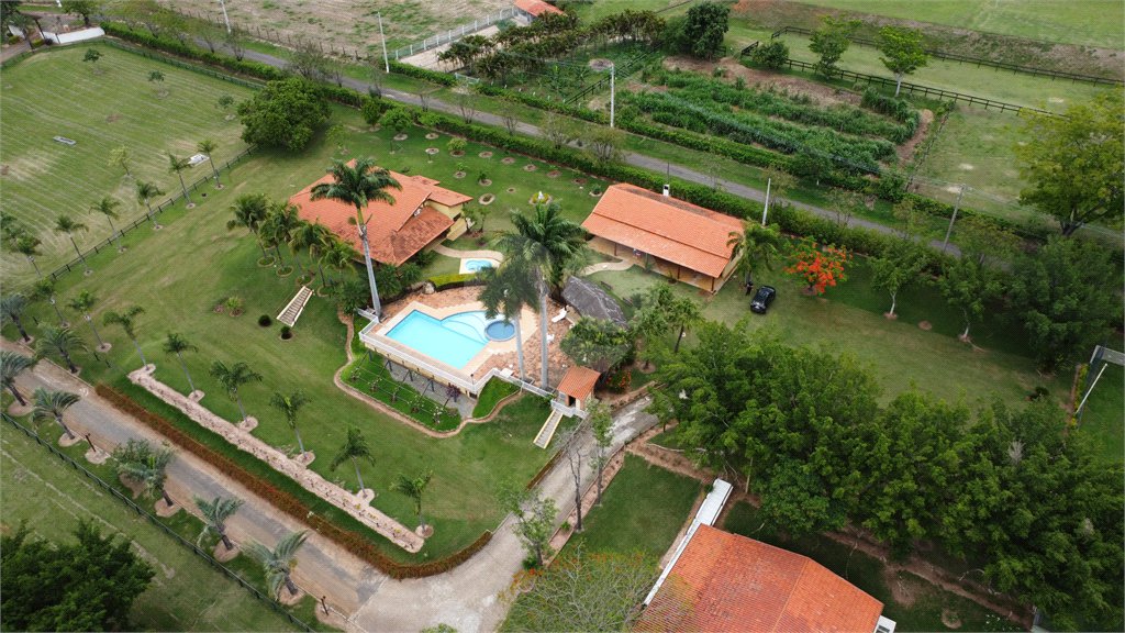 Casa à venda com 8 quartos, sendo 4 suítes, no condomínio Santa Filomena, Salto - SP